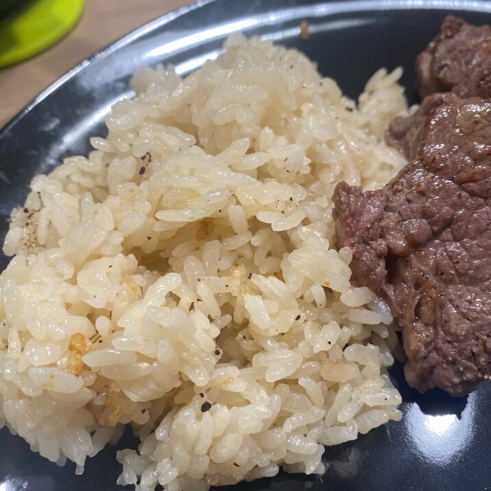 夕飯の主食に★ストウブで作る簡単ガーリックライス